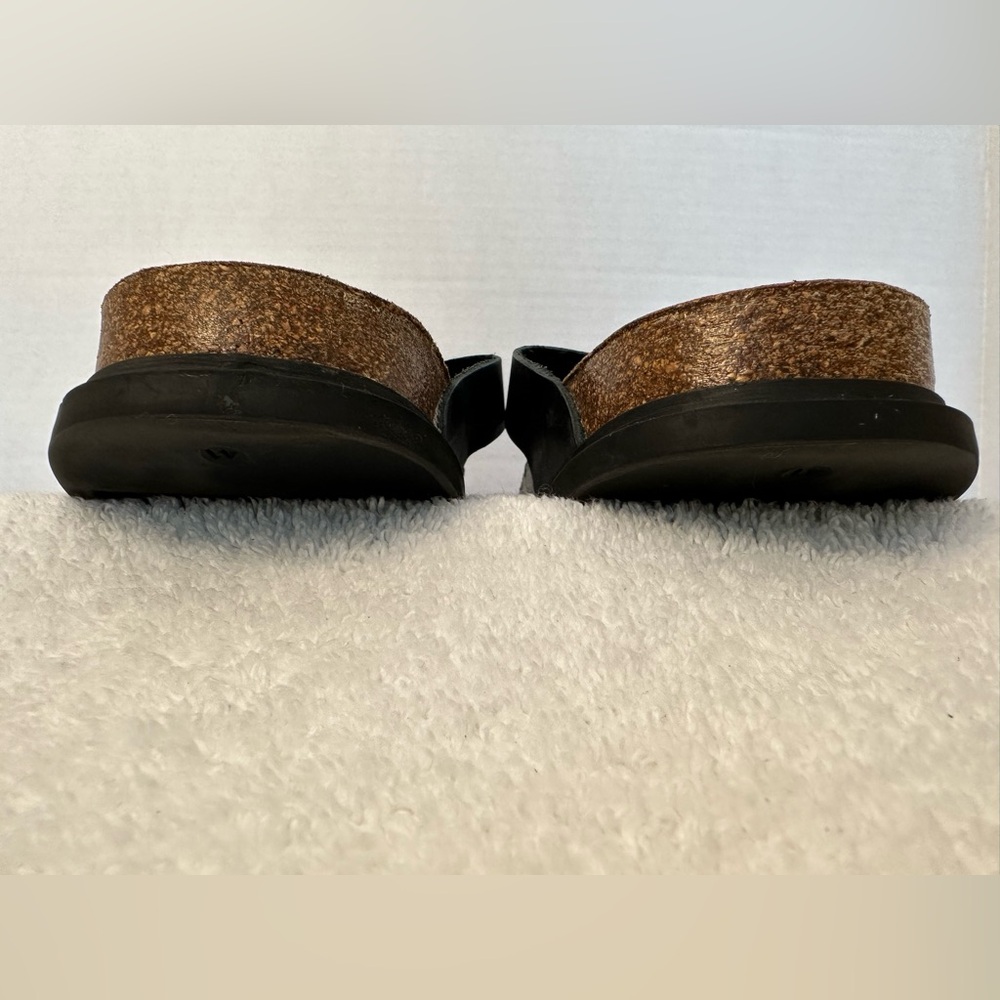 Bearpaw men’s sandal w/contour leather footbed, rubber sole, slightly cushioned. - Picture 8 of 13